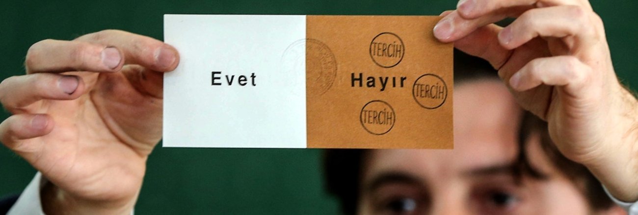 Bei der Stimmauszählung am 16.APril 2017 in einem Wahllokal in Istanbul hält ein Mann einen Stimmzettel, auf dem dreimal Hayir (Nein) gestempelt wurde © picture alliance/abaca