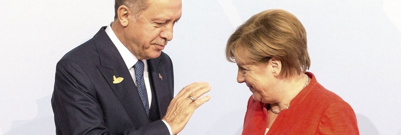 Kanzlerin Merkel verbeugt sich am 7. Juli 2017 beim G20-Gipfel in Hamburg vor dem türkischen Präsidenten Erdogan © picture alliance/Geisler-Fotopress