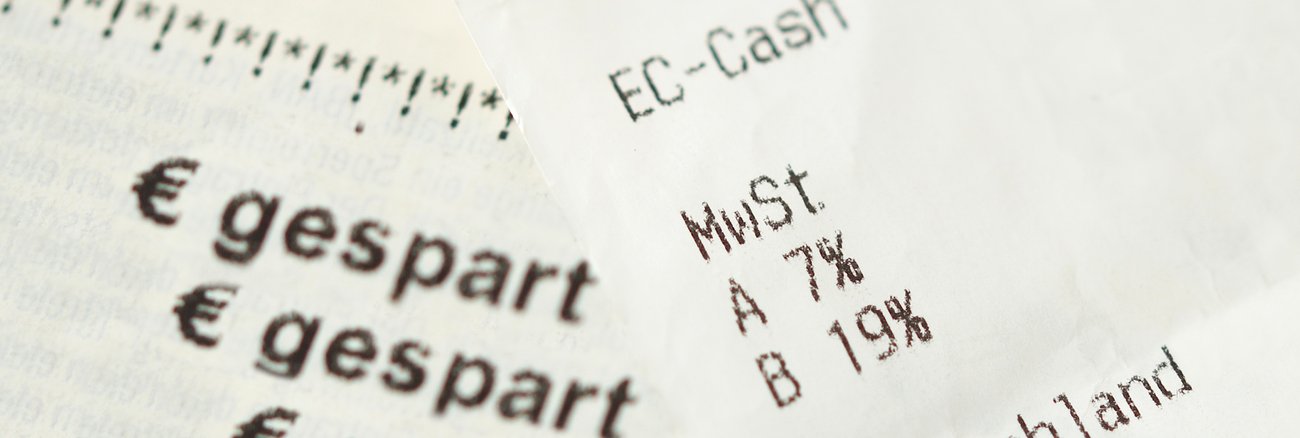 Kassenbeleg mit der 7 und 19 Prozent Mehrwertsteuer und dreimal gespart © iStock/Imagesines