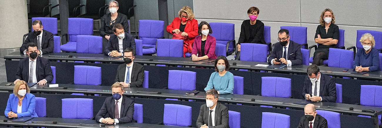 Der neu gewählte Bundeskanzler Olaf Scholz und sein Kabinett auf der Regierungsbank im Plenarsaal des Bundestages © picture alliance/dpa|Michael Kappeler