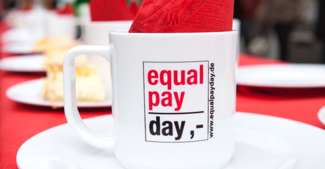 Eine weiße Tasse mit der Aufschrift Qual Pay Day © iStock/ollo