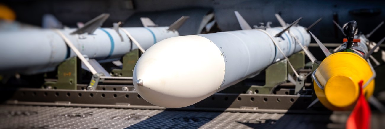 Raketen vor einem F16-Kampfflugzeug © iStock/ewg3D