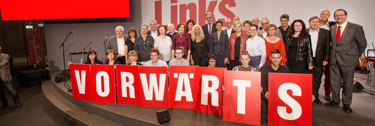 Am Ende der Veranstaltung »Links - wo das Herz schlägt« am 30. Juni 2017 im Berliner Gasometer halten Teilnehmer Schilder, die das Wort vorwärts bilden