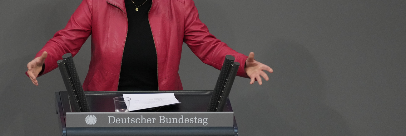 Abgeordnete der Linksfraktion am Rednerpult Abgeordnete der Linksfraktion am Rednerpult