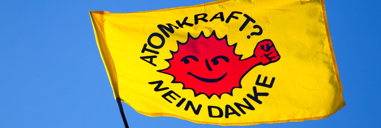 Gelbe Fahne mit der Aufschrift: Atomkraft? Nein danke! © iStock/PhotographerCW