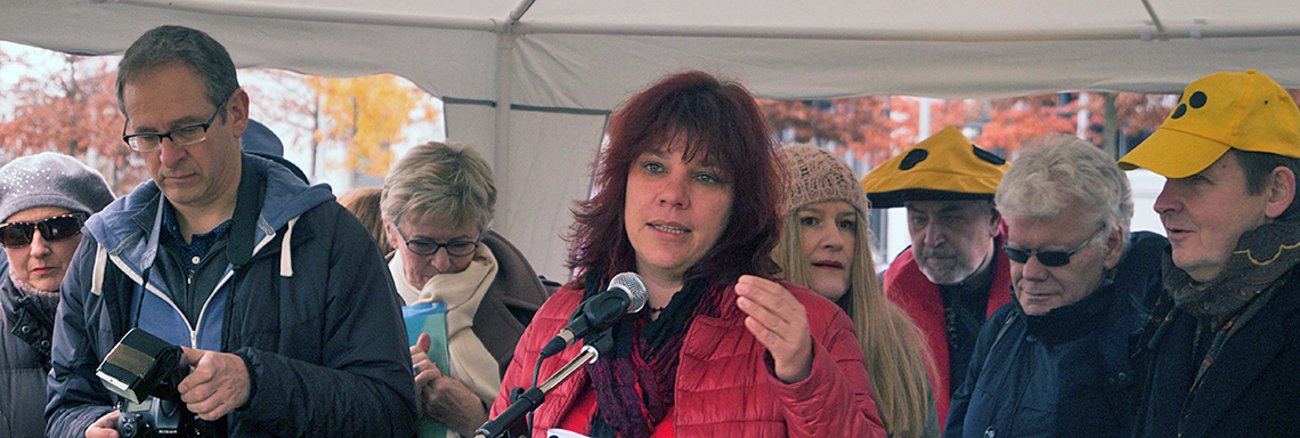 Katrin Werner spricht vor der Anhörung auf einer Protestaktion des Deutschen Blinden und Sehbehindertenverbands (DBSV)