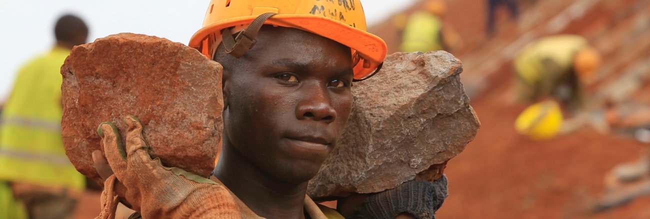 Ein Bauarbeiter in Kenia trägt zwei Steine © REUTERS/Noor Khamis