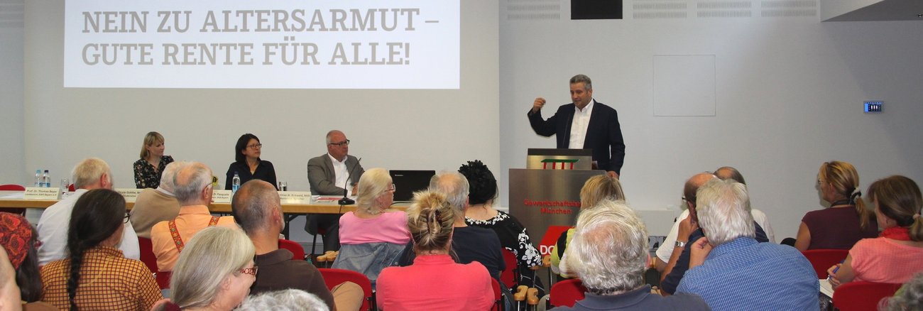Fraktion-vor-Ort-Veranstaltung zum Thema Rente und Altersarmut am 13. Juli 2017  in München, v.l.n.r. Nicole Gohlke, Münchner Bundestagsabgeordnete der Fraktion DIE LINKE, Dr. Verena Di Pasquale, stellvertretende Landesvorsitzende des DGB Bayern, Matthias W. Birkwald, rentenpolitischer Sprecher der Fraktion der LINKEN im Bundestag, am Pult: Prof. Dr. Thomas Beyer, Landesvorsitzender der AWO