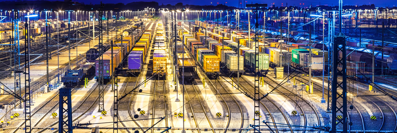 Mehrere Güterzüge in einem großen Bahndepot © iStock/querbeet