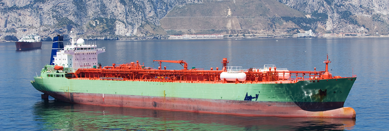 Ein Tanker liegt vor Gibraltar auf Reede. | Foto: © istock.com/QShot