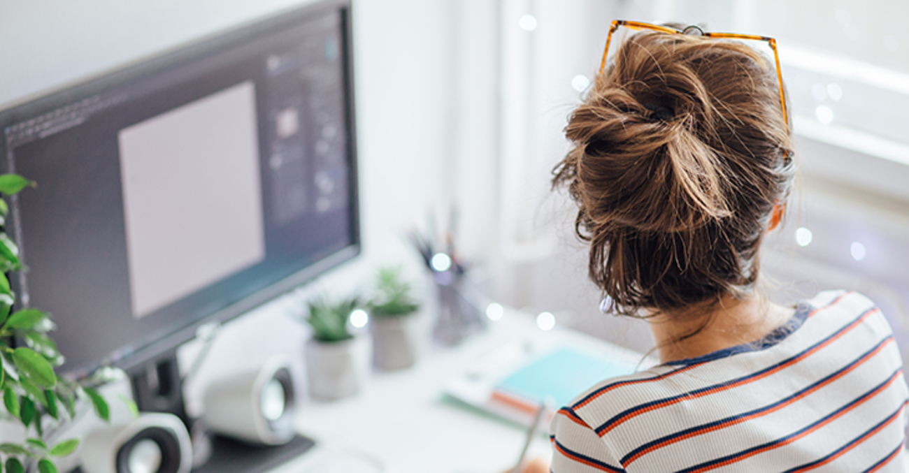 Homeoffice: Eine Frau arbeitet an ihrem Schreibtisch Homeoffice: Eine Frau arbeitet an ihrem Schreibtisch