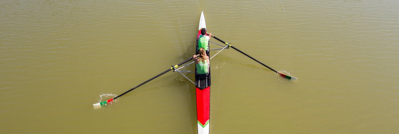 Ruderboot mit zwei Ruderern © iStockphoto.com/nikolay100