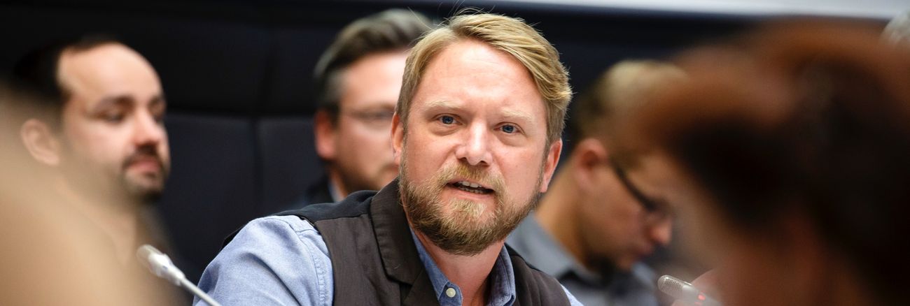 Jan Korte spricht während einer Fraktionssitzung der Linksfraktion im Clara-Zetkin-Saal des Bundestages © DBT/Thomas Imo/photothek Jan Korte spricht während einer Fraktionssitzung der Linksfraktion im Clara-Zetkin-Saal des Bundestages © DBT/Thomas Imo/photothek