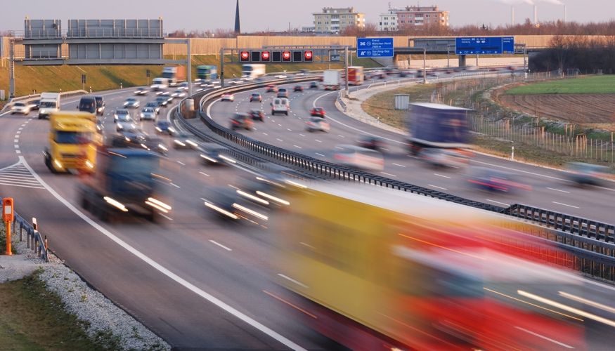 Verschwommene PKW und LKW auf einer stark vefahrenen Autobahn © iStockphoto.com/manwolste Verschwommene PKW und LKW auf einer stark vefahrenen Autobahn © iStockphoto.com/manwolste