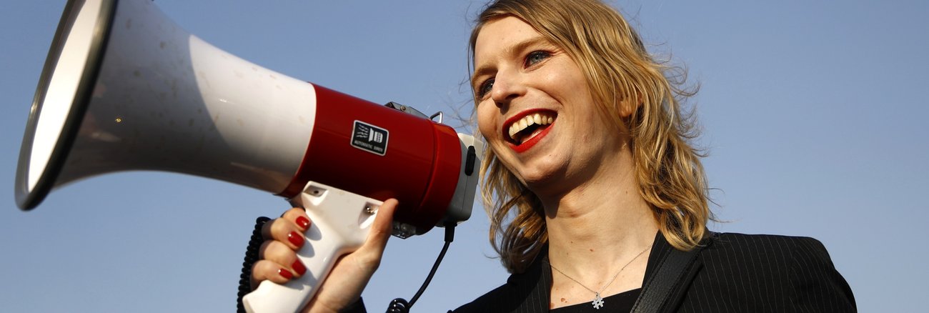 Whistleblowerin Chelsea Manning hält ein Megafon © picture alliance/AP Photo/Patrick Semansky