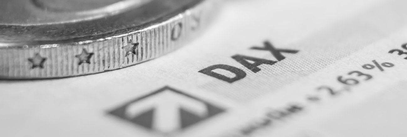 Euromünzen auf einem Ausdruck mit der Aufschrift DAX © iStock/Skywalker_ll