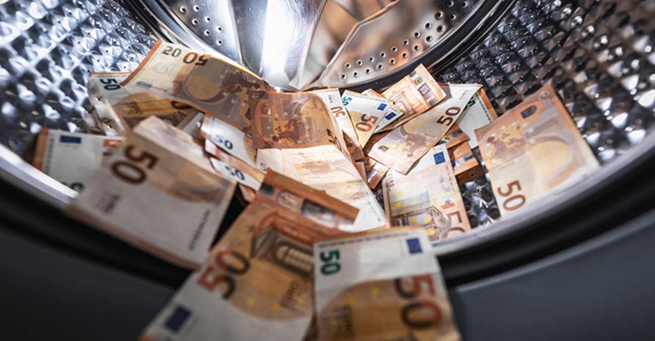 Fünfzig-Euro-Geldscheine in einer Waschmaschine 