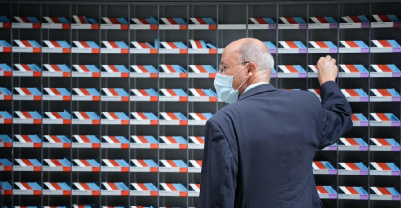 Gregor Gysi mit Maske vor einem Regal mit Abstimmungskarten für Abgeordnete im Bundestag © picture alliance/Flashpic/Jens Krick