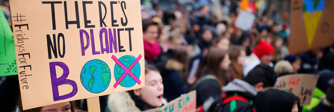 Bei einer FridaysForFuture-Demonstration am 1. Februar 2019 in Berlin hält eine Schülerin ein Schild mit der Aufschrift: There's no Planet B © REUTERS/Hannibal Hanschke