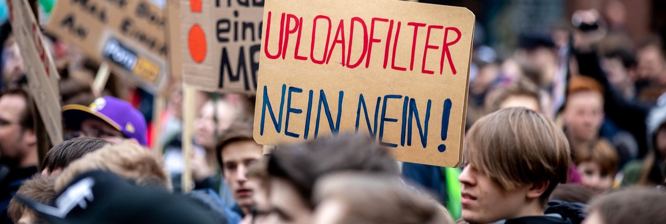 Bei der Save the Internet-Demonstration am 23. März 2019 in Hamburg gegen die geplante EU-Urheberrechtsreform hält ein Teilnehmer ein Schild mit der Aufschrift: Uploadfilter. Nein nein! © picture alliance/xim.gs