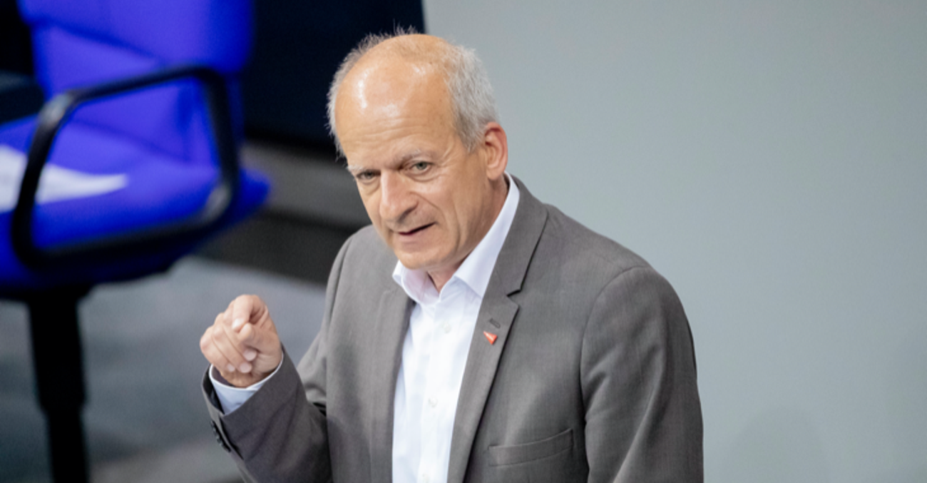 Friedrich Straetmanns am Rednerpult des Bundestages © picture alliance/dpa/Christoph Soeder