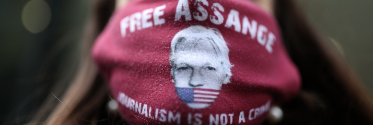 Bei Protesten in London gegen die Auslieferung von Julian Assange an die USA trägt ein Mann eine Maske mit der Aufschrift: Free Assange. Journalism is not a crime © picture alliance/empics/Yui Mok