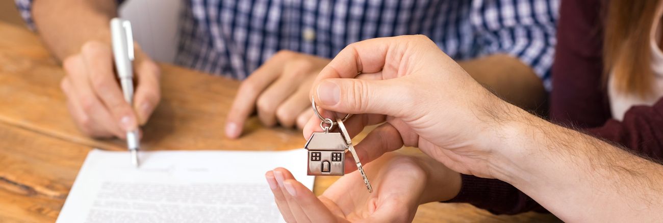 Unterzeichnung eines Mietvertrages und Überreichung der Hausschlüssel © iStockphoto.com/Ridofranz Unterzeichnung eines Mietvertrages und Überreichung der Hausschlüssel © iStockphoto.com/Ridofranz