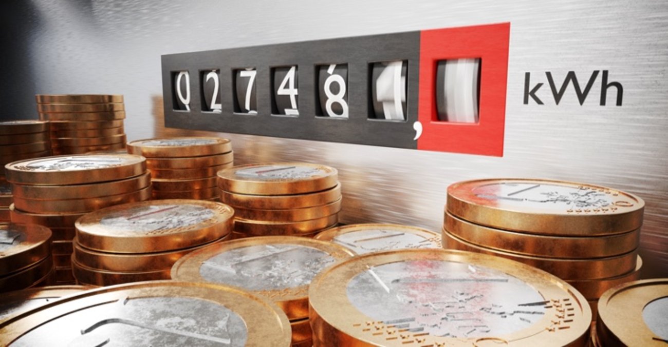 Illustration: Euro-Münzen vor einem Stromzähler © iStock/vchal