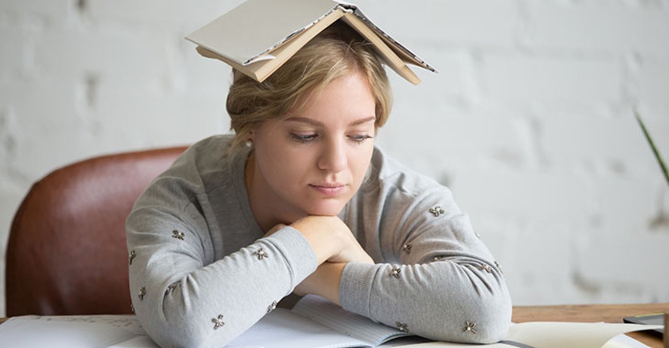 Bedient: Studentin mit Buch auf dem Kopf und viel zu wenig BAföG