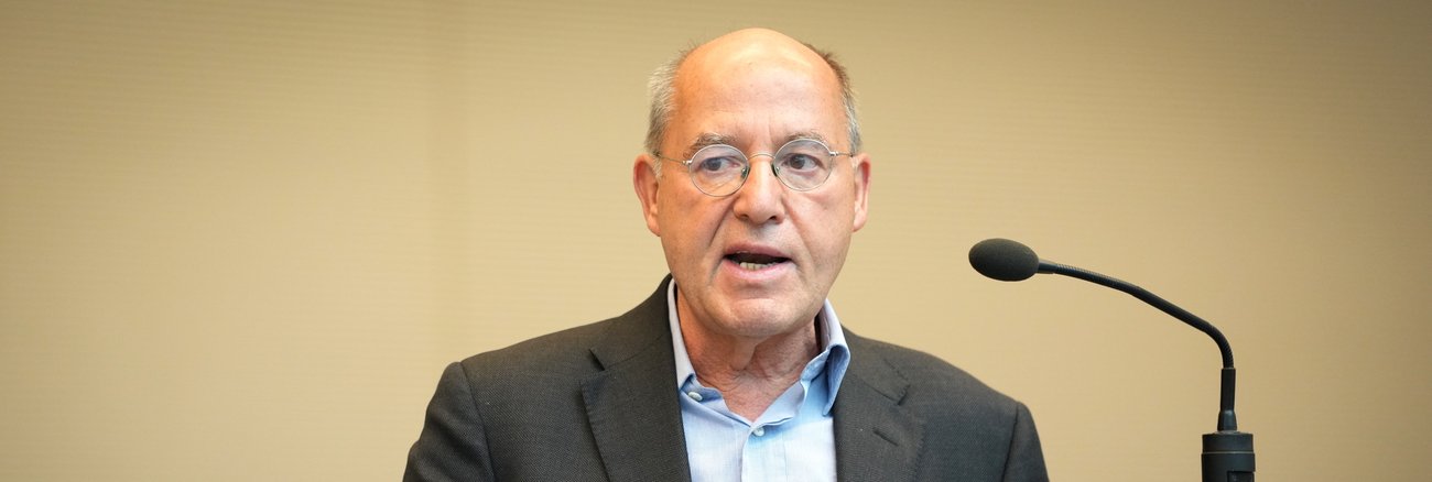 Gregor Gysi an einem Standmikrofon spricht während einer Fraktionssitzung der Linksfraktion im Bundestag