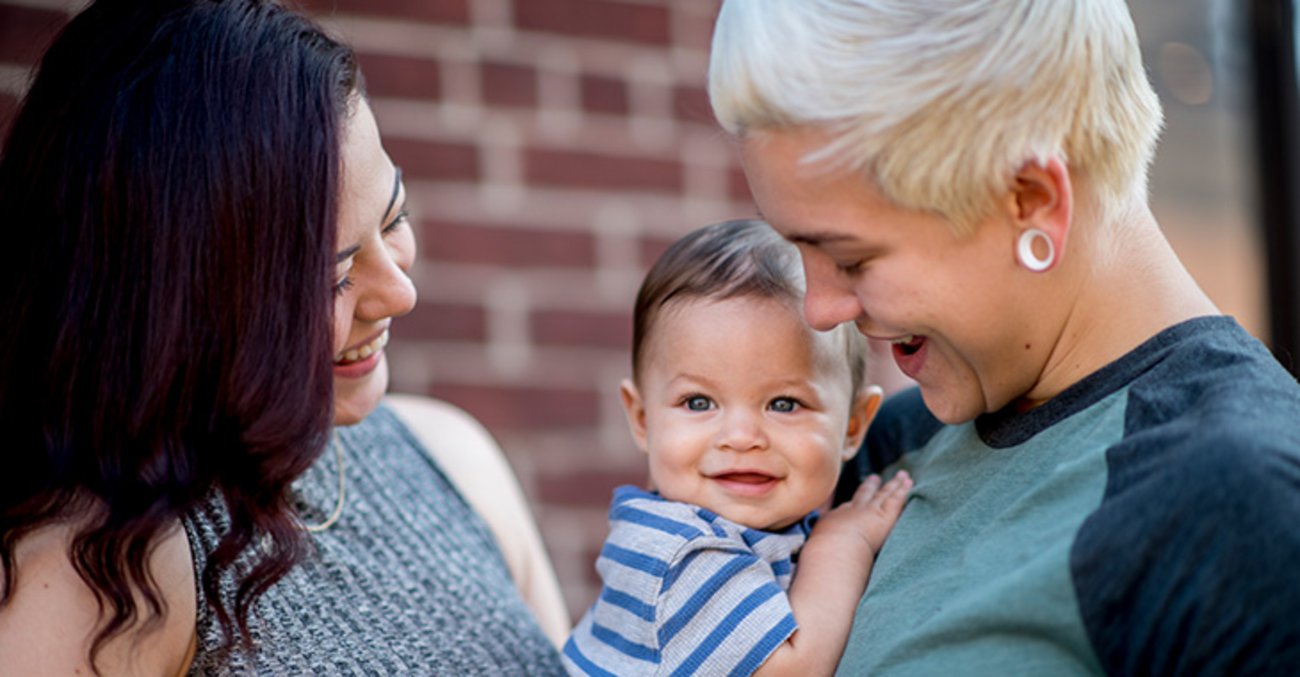 Zwei Frauen mit einem Baby