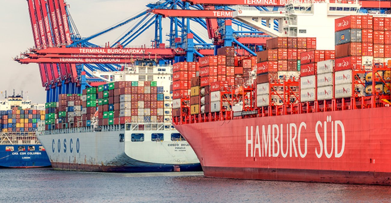 Schiffe im Hamburger Hafen: Cosco und Hamburg Süd