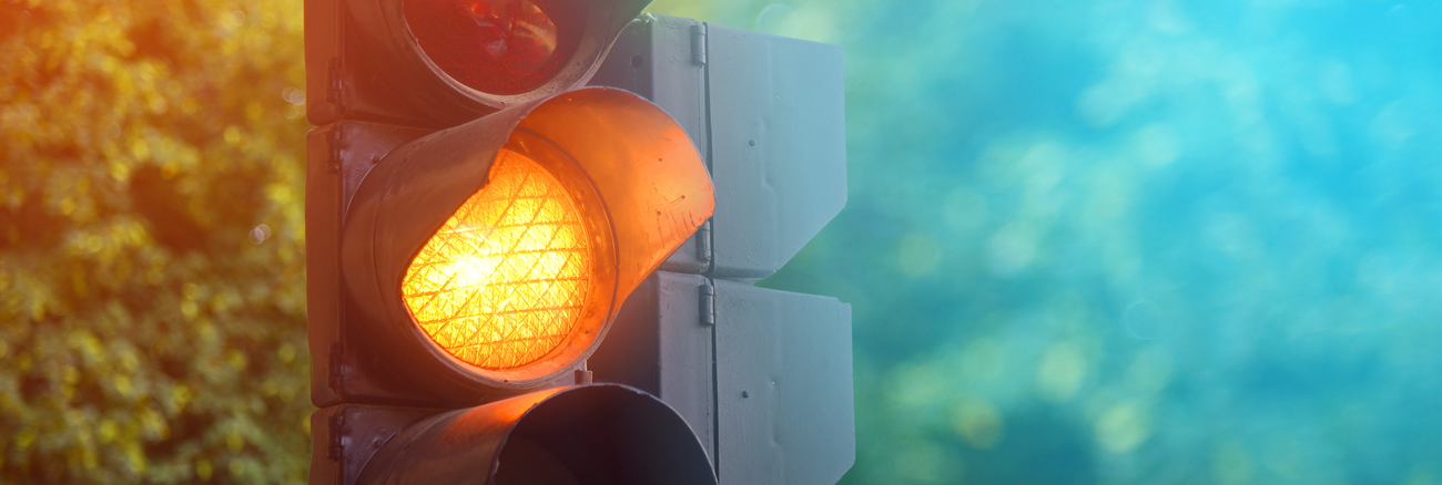 Eine Verkehrsampel leuchtet gelb © iStock/Axis_arw