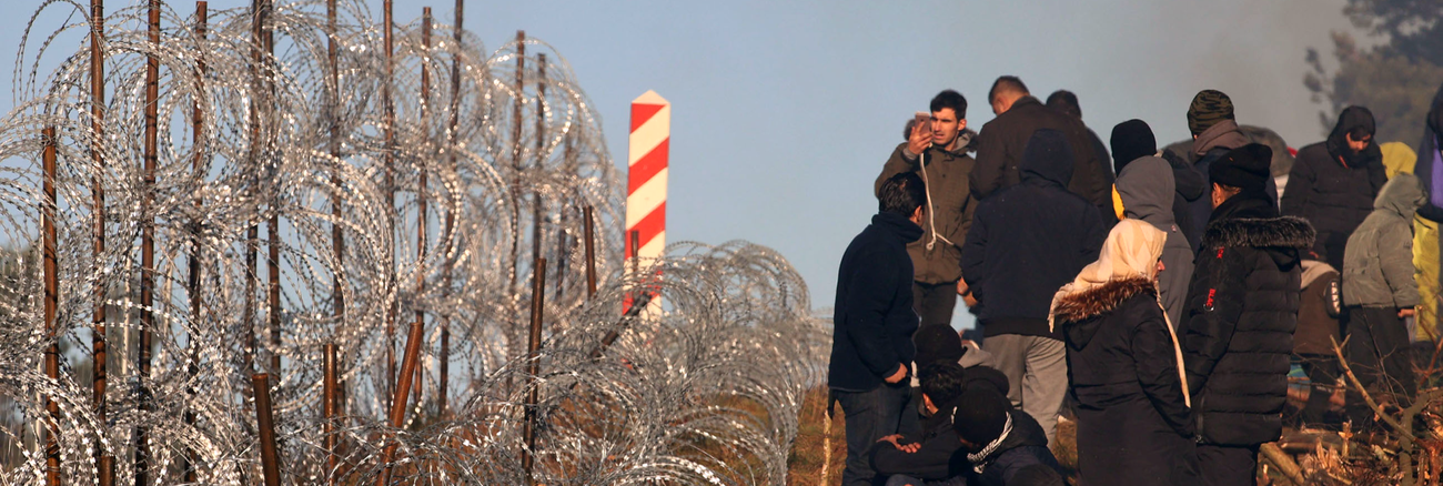 Flüchtlinge am Stacheldrahtzaun entlang der Grenze zwischen Polen und Belarus © ddp