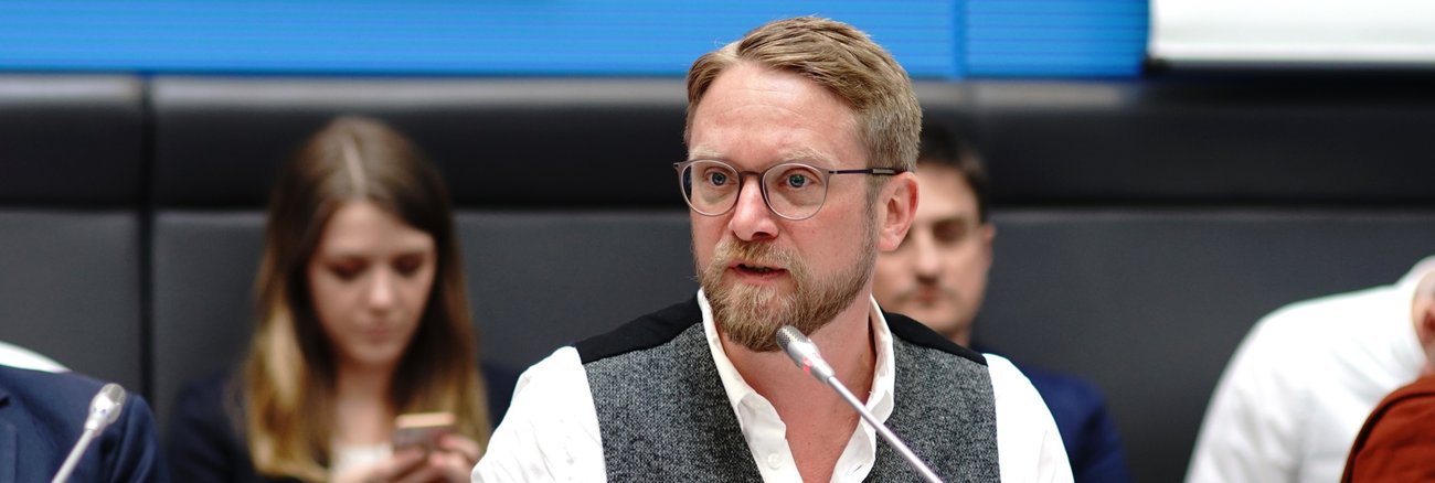 Jan Korte spricht während einer Fraktionssitzung © Olaf Krostiz