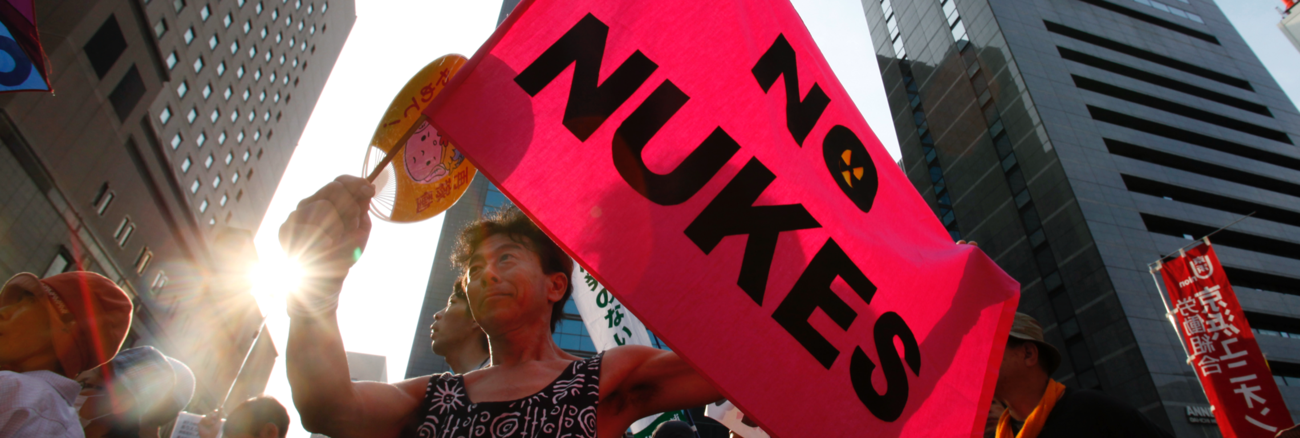 Bei einem Protest gegen Atomwaffen hält ein Mann ein Fahne mit der Aufschrift: No Nukes © REUTERS/Yuriko Nakao
