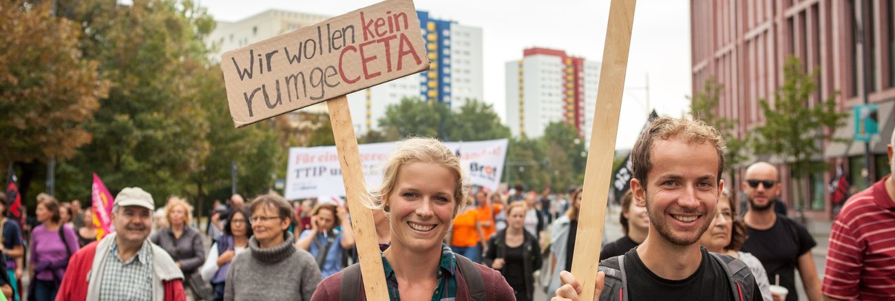 Demoteilnehmer halten Schilder mit den Aufschriften »Wir wollen kein rumgeCETA« und »Einbahnstraße CETA« © Jakob Huber/Campact
