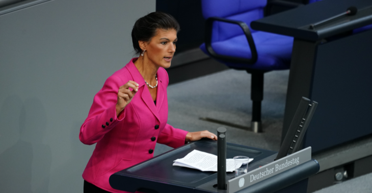 Sahra Wagenknecht am Rednerpult des Bundestages Sahra Wagenknecht am Rednerpult des Bundestages
