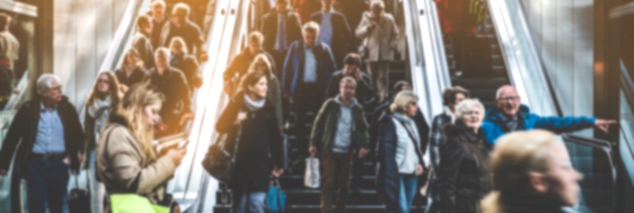 Sehr viele Menschen auf einer Treppe und Rolltreppen in einem Bahnhof © iStock/hanohiki