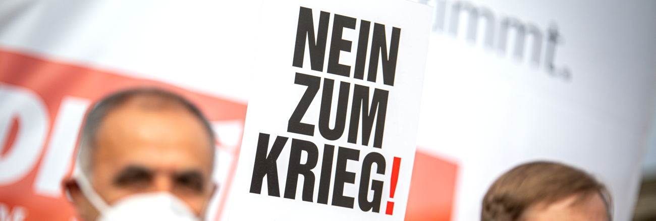 Bei einer Friedensdemo wird ein Schild mit der Aufschrift »Nein zum Krieg« hochgehalten © Martin Heinlein