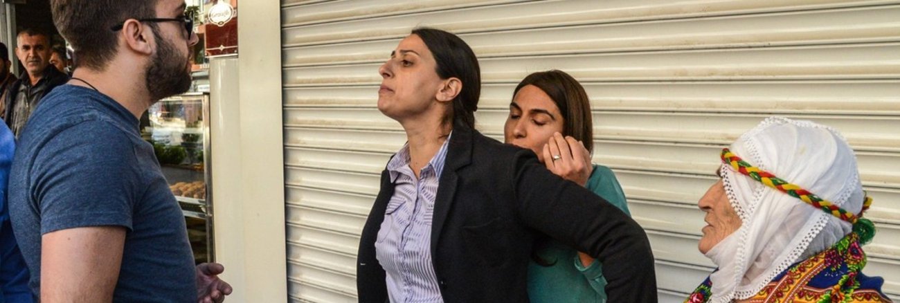 Die HDP­-Abgeordnete Feleknas Uca stellt sich in Diyarbakır schützend vor bedrohte kurdische Frauen. Wenig später wird sie von der Polizei niedergeschlagen. © Ilyas Akengin/AFP/Getty Images
