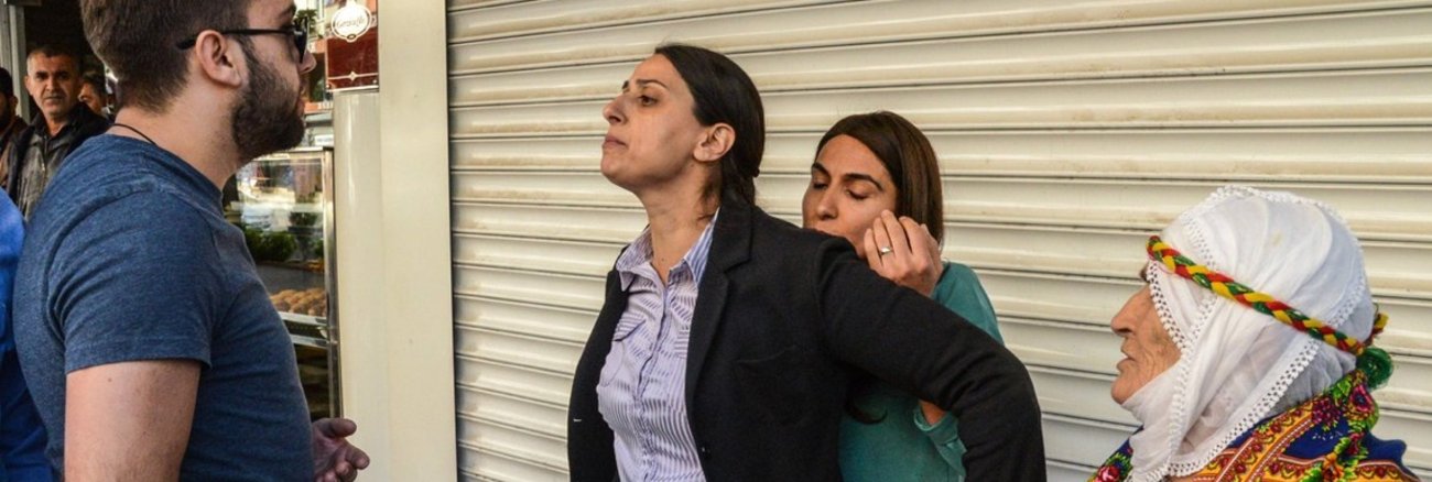 Die HDP-Abgeordnete Feleknas Uca stellt sich in Diyarbakır schützend vor bedrohte kurdische Frauen. Wenig später wird sie von der Polizei niedergeschlagen. © Ilyas Akengin/AFP/Getty Images Die HDP-Abgeordnete Feleknas Uca stellt sich in Diyarbakır schützend vor bedrohte kurdische Frauen. Wenig später wird sie von der Polizei niedergeschlagen. © Ilyas Akengin/AFP/Getty Images