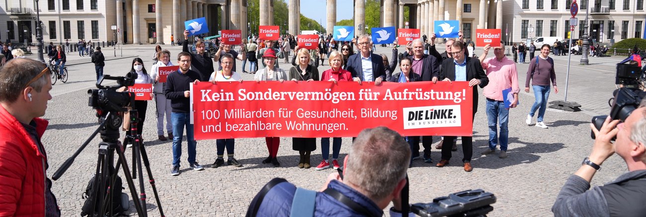 Mitglieder der Linksfraktion im Bundestag halten am Brandenburger Tor in Berlin ein Transparent mit der Aufschrift »Kein Sondervermögen für Aufrüstung«