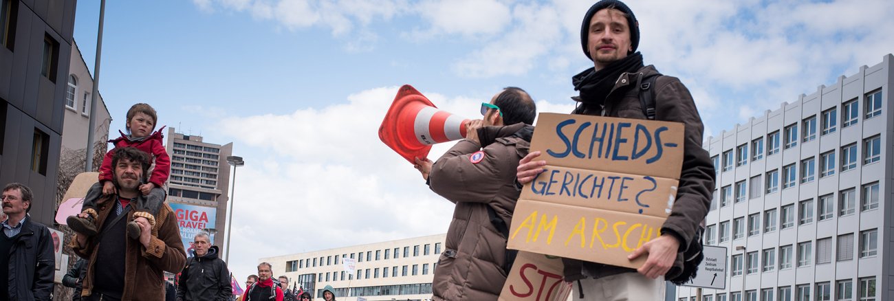 Plakat gegen Schiedsgerichte bei TTIP-Demo im Hannover (Campact, Ruben Neugebauer; CC-BY-NC 2.0)