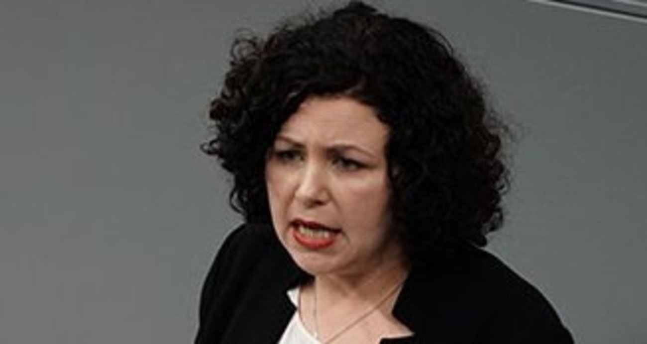 Amira Mohamed Ali am Rednerpult im Plenarsaal