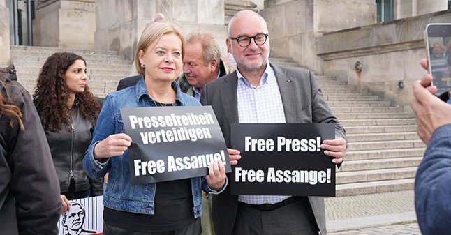 Free Assange Aktion: Gesine Lötzsch und Matthias W. Birkwald