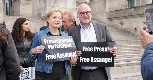 Free Assange Aktion: Gesine Lötzsch und Matthias W. Birkwald Free Assange Aktion: Gesine Lötzsch und Matthias W. Birkwald
