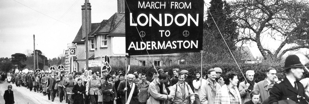 Der Marsch für atomare Abrüstung von London nach Aldermaston vom 4. bis 7. April 1958 war die Geburtsstunde der Ostermärsche © picture alliance/United Archives|91050/United_Archives/TopFoto