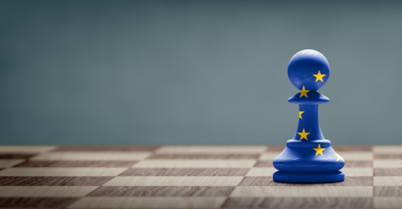 Eine mit der EU-Fahne bemalte Schachfigur auf einem Schachbrett © iStock/ffikretow