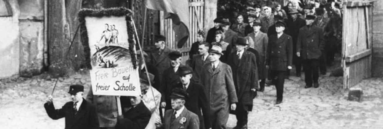 Demonstrationszug zur Bodenreform in der sowjetischen Besatzungszone 1945 ©Bundesarchiv